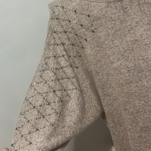 Lightweight studded top - Picture 2 of 5